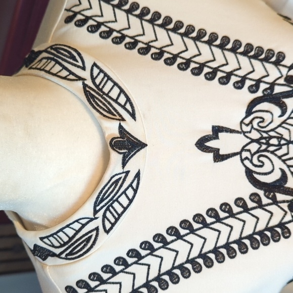 Designer white knit fit & flare ruffle bottom white dress black embroidery Sz 2 - Picture 3 of 10